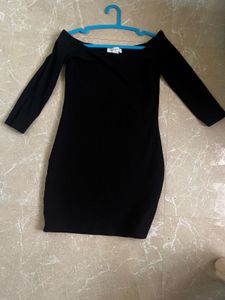 black bodycon dress