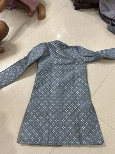 Elegant Grey Kurta with Intricate Pattern