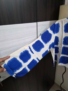 Blue &amp; White Abstract Print Cropped Top