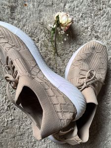 Like New TRASE Casual Sneakers 👟👌