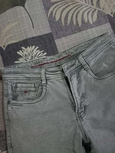 Men's Grey Washed Jeans..
