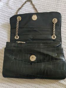 Chic Black Croc-Embossed Chain Shoulder Bag