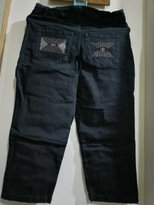 Classic Black Cropped Capri
