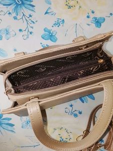 STRUCTURED HANDHELD BAG