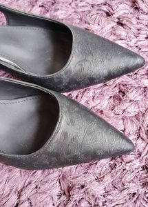 Chic Black Slingback Heels