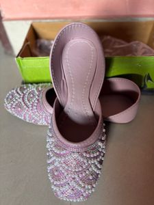 Women Embellished Juttis
