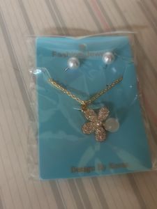 Elegant Flower Pendant Necklace &amp; Earrings Set