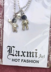 women and men chain ⛓️