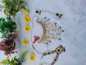 Exquisite Kundan & Emerald Jewellery Set
