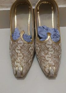 Elegant Gold Embroidered Jutti