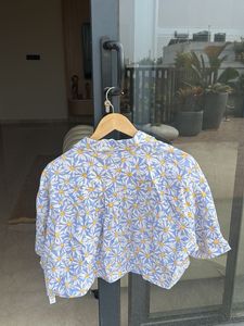 Chic Daisy Print Cropped Shirt