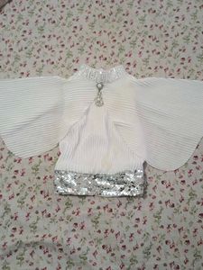 Stylish White Pleated Top with Jeans