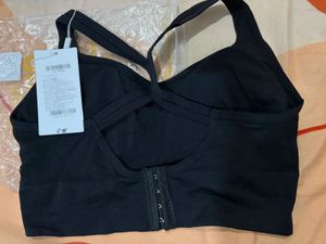 Comfortable Sports Bra with Cross Strap Design