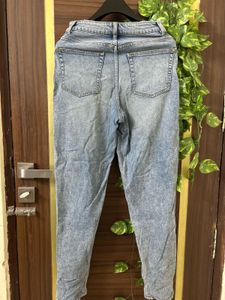 Light Wash Ripped Jeans