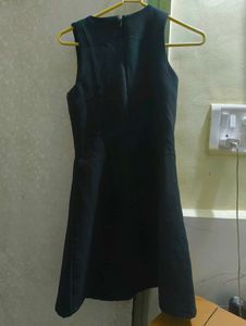 Chic Sleeveless V-Neck Belted Dress