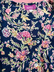Beautiful Floral Print Kurta ( v neck front side)