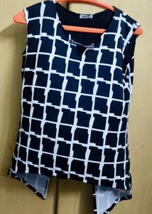 Chic Black &amp; White Checked Tunic Top