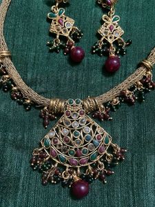 Exquisite Gold-Toned Necklace &amp; Earring Set
