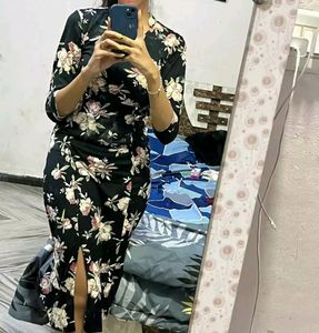 Non Revealing Dresss In Black Printed