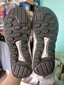 NEW NO USED SPORTS SHOES FOR MEN AND WOMEN.