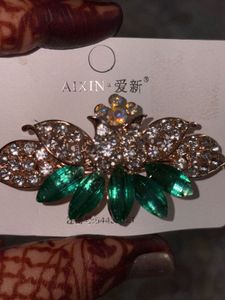 Sparkling hairclip with Green Gemstones