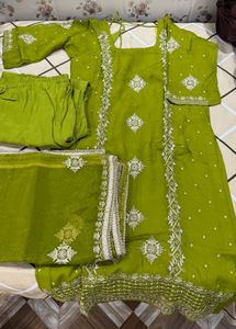 Embellished Green Kurta Set with Dupatta🌼