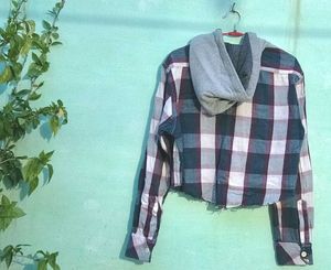 Chic Plaid Cropped Hoodie Shirt 💕✨