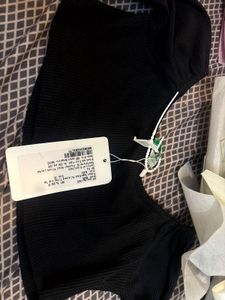Chic Black Cropped Top with Long Sleeves