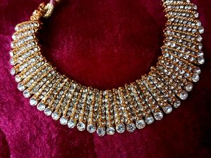 STONE NECKPIECE FOR WOMEN