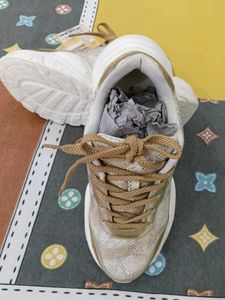 Sports shoes