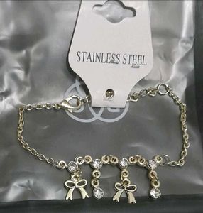 ⬇️⬇️Gold Tone Bow &amp; Crystal bracelet