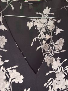 Chic Floral Print Sleeveless V-Neck Top