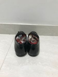 Stylish Black Loafers with Tassel Detail