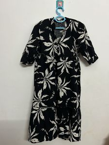 Chic Black & White Leaf Print Midi Dress