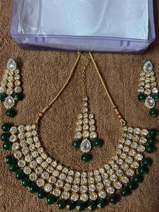 Stunning Emerald &amp; Crystal Necklace Set