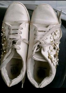 Stylish White Sneakers with Floral Embellishments