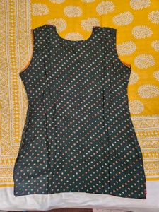 Green Bandhani Print Sleeveless Kurta