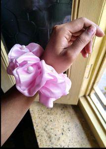 Savana pink pearl scrunchie XL + hair accessories
