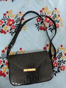 Chic Black Croc Embossed Shoulder Bag