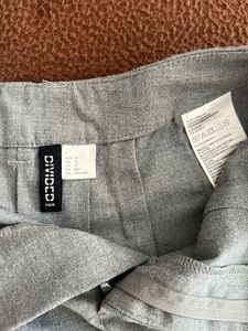 H&amp;M gray pleated skirt