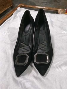 Chic Black Pointed Pumps