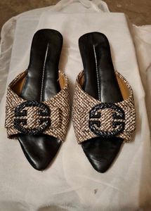 Stylish women's mules with buckle accent