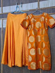 Skirt suit brocade