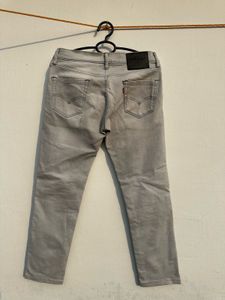 Levi’s Grey Jeans - Casual Style