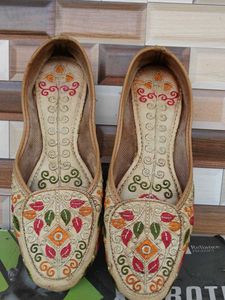 Embroidered Juttis (40) shoes for women