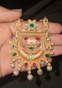 Exquisite Gold Kundan Necklace Set