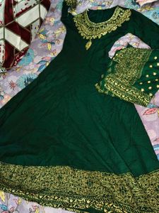 Elegant Green &amp; Gold Embroidered Kurta Set