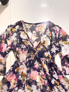 🧚whimsical Floral Print VNeck Top with Bell Sleev