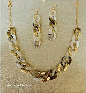 Trendy Necklace Chain And Earrings...