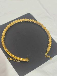 Elegant Gold-Tone chocker with Sparkly Stones